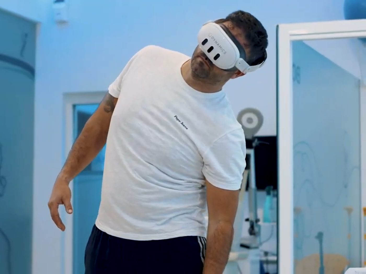 Paciente con el visor de realidad virtual puesto haciendo un ejercicio durante una sesión en AVANT Lab
